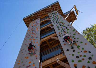 Photo pour illustrer la tour d'escalade